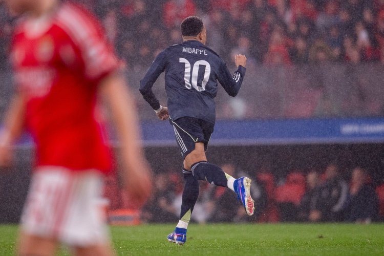 足球彩票-太阳报：姆巴佩在西班牙一家社区驾校考驾照，教练是马竞球迷